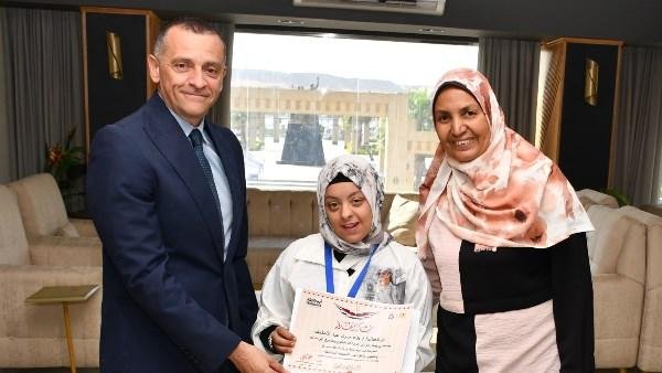 محافظ أسوان يكرم الطالبة هبة خيرى من ذوى الإعاقة تقديراً لتميزها وتفوقها