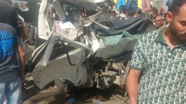 مصرع وإصابة 15 شخصًا إثر تصادم ميكروباص وسيارة نقل بطريق السنبلاوين في الدقهلية