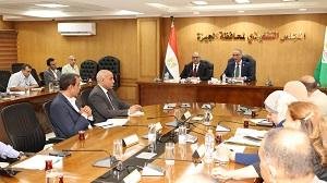 محافظ الجيزة يستعرض نسب تنفيذ مشروعات الكهرباء والرصف وتحسين البيئة ودعم الوحدات المحلية