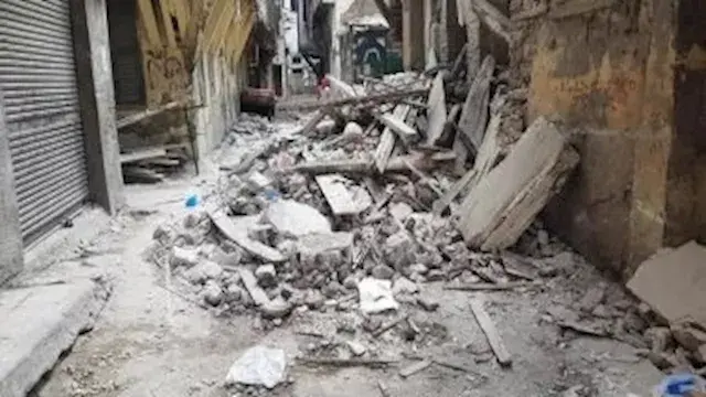 بعد ظهور شروخ وتصدعات.. سقوط أ...