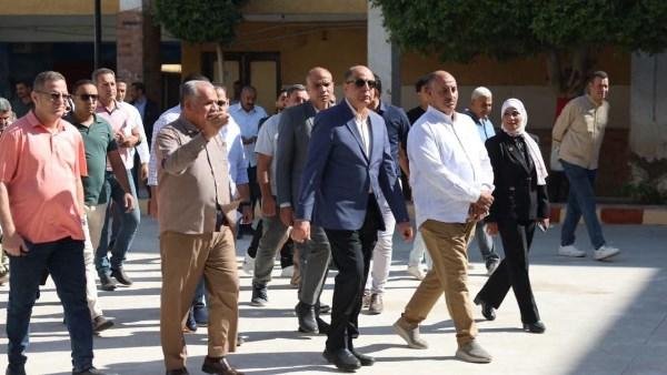 محافظ المنيا يتفقد تطوير مدرسة سمالوط الثانوية بنين