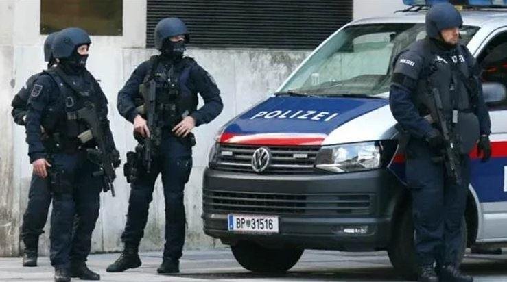 مقتل امرأة وإصابة شخصين جراء هجوم بسكين داخل مدرسة في سلوفاكيا