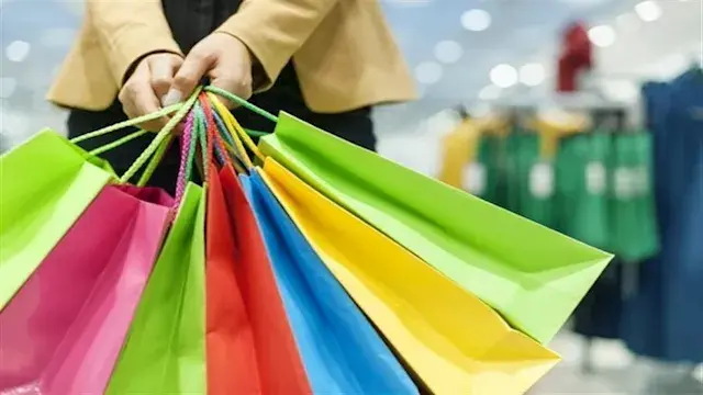 ظاهرة شراء الأشياء دون الحاجة إليها.. ماذا يحدث داخل العقل؟ وكيف تتحول المتعة إلى عادة؟