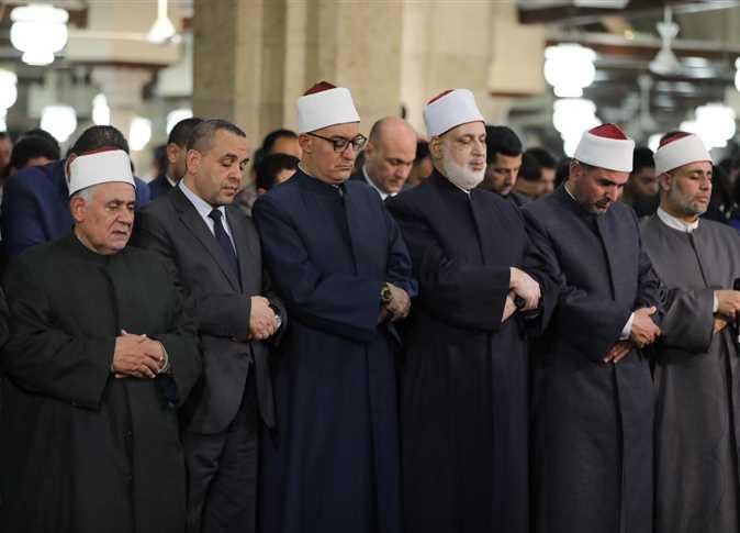 في آخر الليالي الوترية.. الجامع الأزهر يختتم القرآن الكريم بالقراءات العشر (صور)
