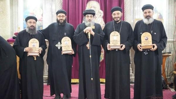 الأنبا فيلوباتير يرسّم 12 شماسًا ويحتفل بخريجي الكليات والمعاهد الدينية بأبو قرقاص