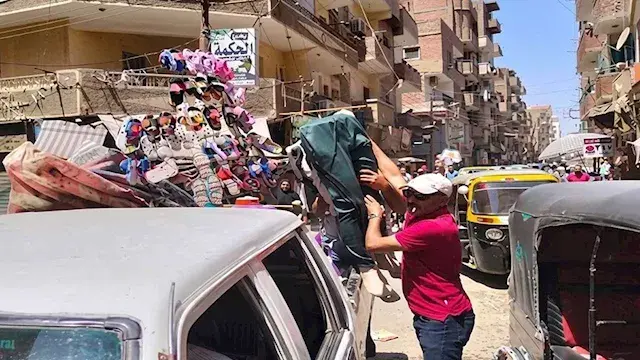 أصابوا 3 موظفين.. عمال مقهى يع...