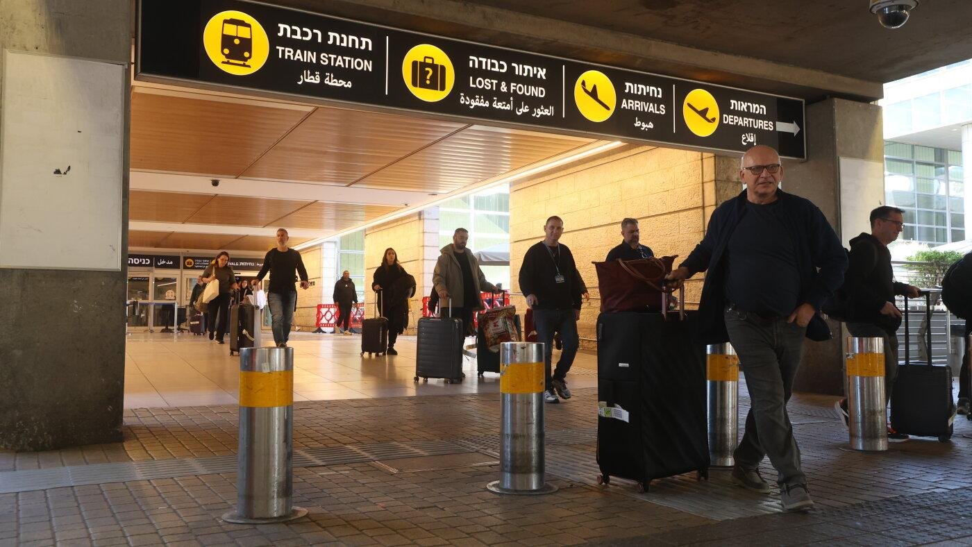 Israel bars U.S. citizens over...