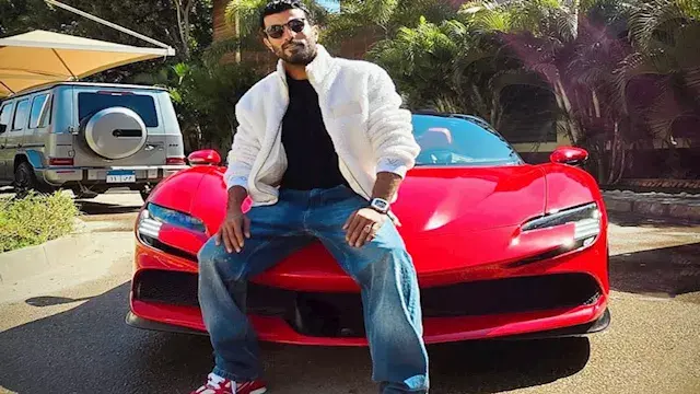 محمد سامي يستعرض سيارته فيراري...