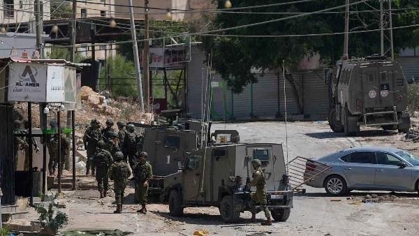 قوات الاحتلال تقتحم 13 بلدة في الضفة الغربية وتعتقل عشرات الفلسطينيين