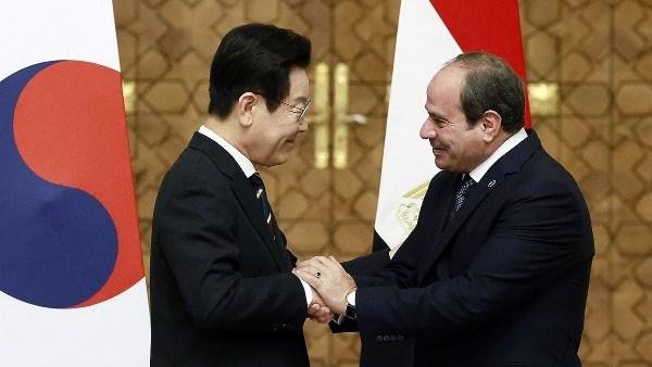 الرئيس السيسي: ملتزمون بتشجيع زيادة الاستثمارات الكورية الجنوبية في مصر
