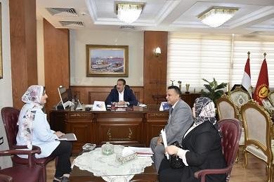 محافظ بورسعيد يستعرض سير العمل بالإدارات المالية