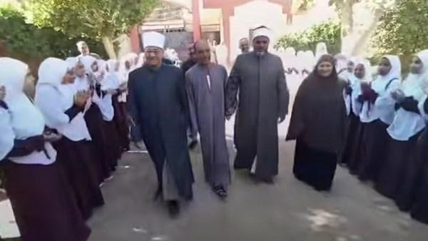 ممر شرفي يختصر سنوات العطاء.. طلاب ومعلمون يكرمون عاملًا بلغ سن التقاعد