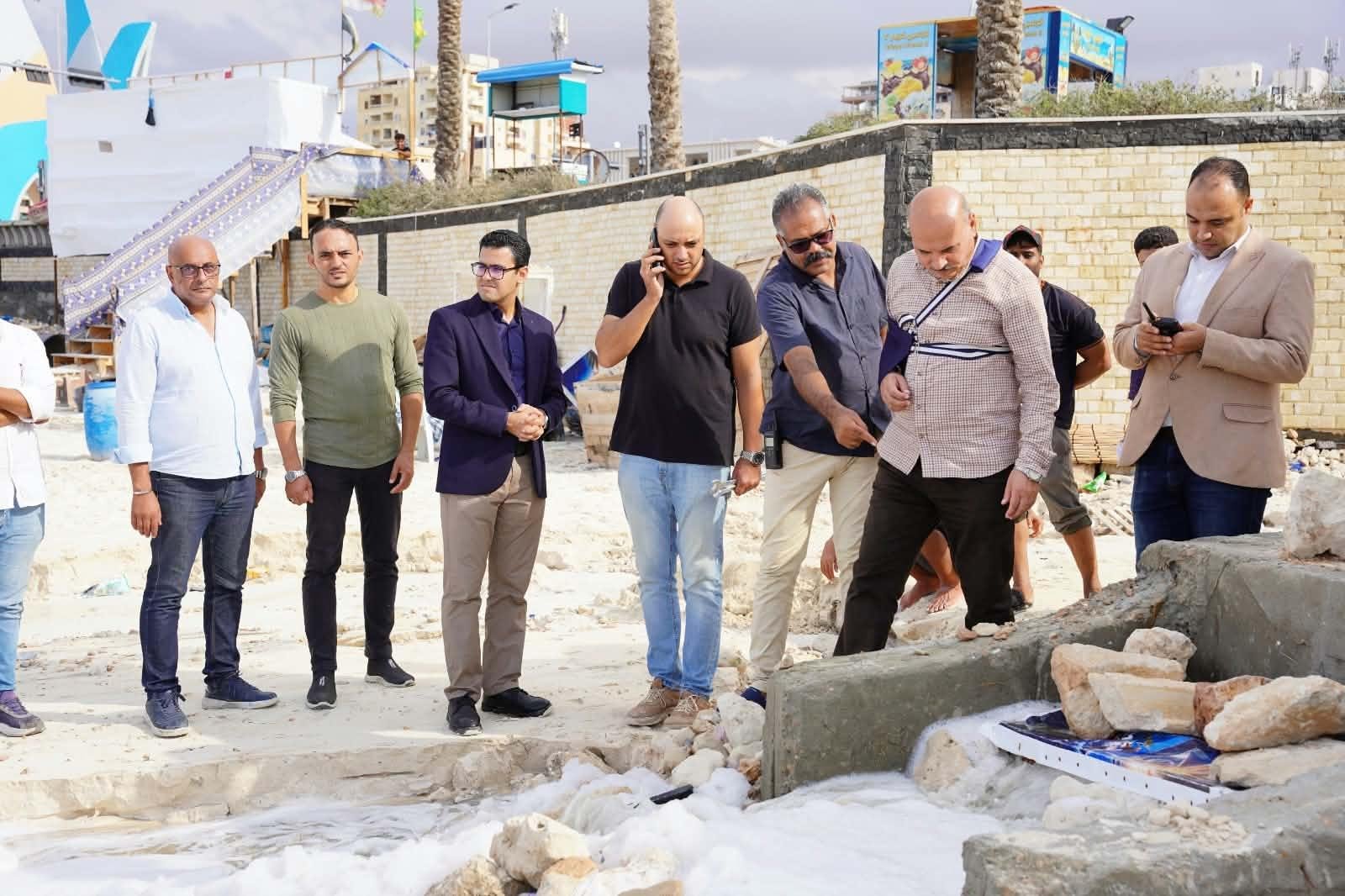 نائب محافظ مطروح يتابع ميدانيا جهود سحب مياه الأمطار بمرسى مطروح