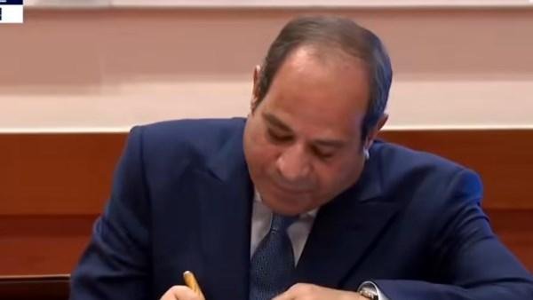 الرئيس السيسي يوقع في دفتر التشريفات بالقصر الرئاسي الكوري الجنوبي
