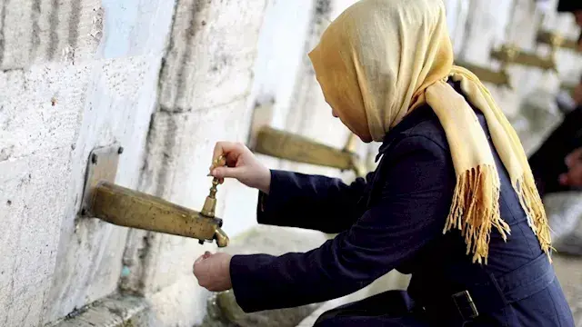 هل يجوز للمرأة أن تمسح الحجاب بدلًا من مسح الرأس لصعوبة مسح الرأس أثناء العمل؟