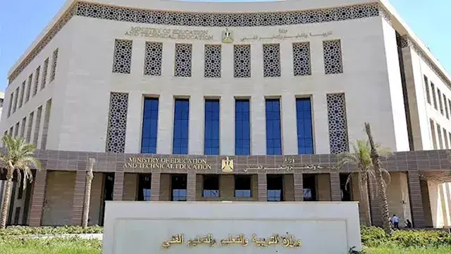 فصل طالب سنة بعد طعن معلم بسلاح أبيض في سوهاج