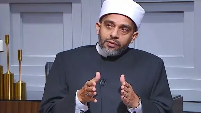 هل البقاء في نفس مكان صلاة الف...