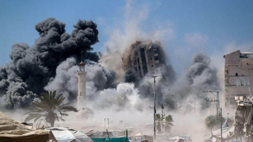 الجيش الإسرائيلي ينفذ عمليات نسف واسعة بمدينتي خان يونس وغزة