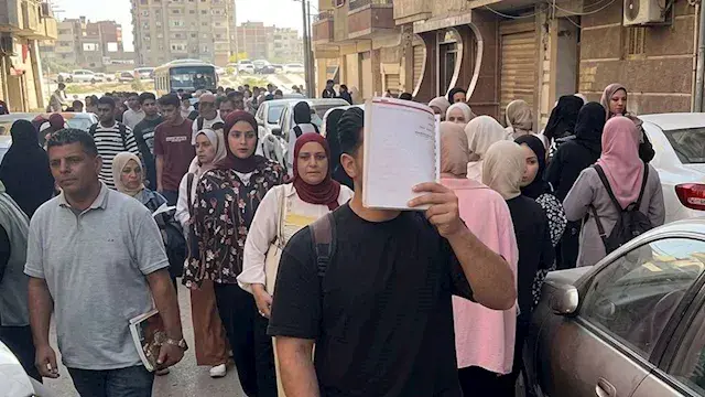 مش عارف ادخل بيتي.. مواطن يوثق زحام طلاب الدروس الخصوصية في شارع بكفر الشيخ