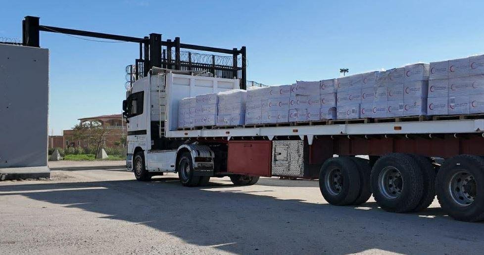 الهلال الأحمر المصري: قافلة زاد العزة الـ286 تدخل إلى الفلسطينيين في قطاع غزة