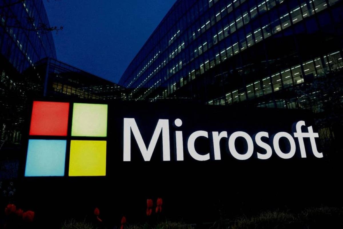 Microsoft retreats in China, b...