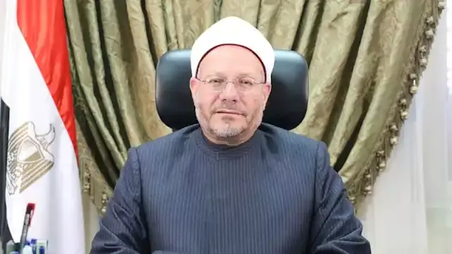 هل تبطل صلاة المنفرد والجماعة...
