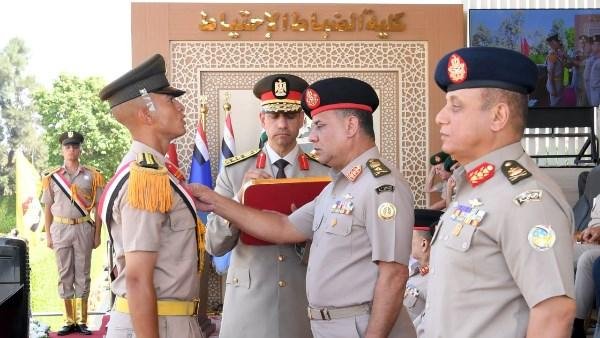 وزير الدفاع يشهد حفل تخرج الدفعة 170 من كلية الضباط الاحتياط.. فيديو وصور