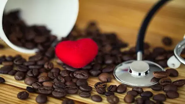 5 مخاطر للإفراط في تناول الكافيين قد تؤثر على القلب والعظام