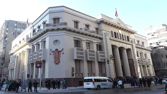 "زور 4 بطاقات عشان يعمل دكتور"...