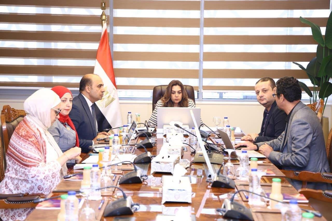 منال عوض تستعرض مستجدات المنظو...