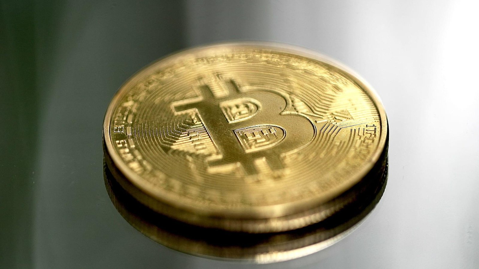 تداول بيتكوين بـ 82 ألف دولار وسط ضغوط ارتفاع النفط وتوقعات السياسة النقدية الأمريكية