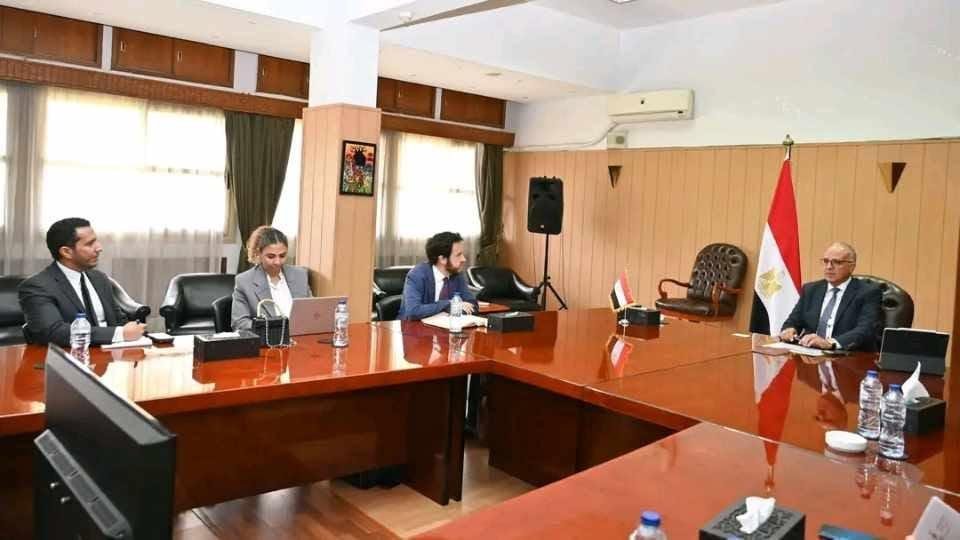 وزير الري يبحث مع البنك الأوروبي تعزيز التعاون في حماية الشواطئ وتأهيل محطات الرفع