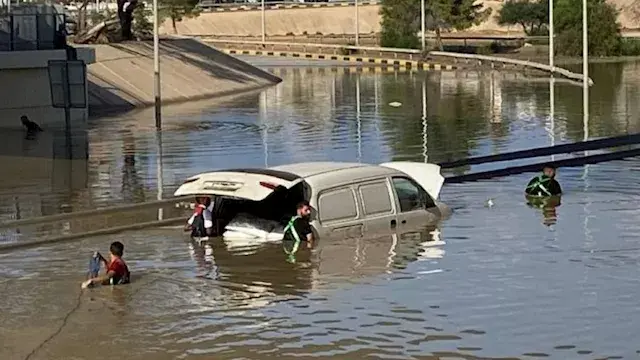 سيول وأمطار غزيرة تضرب مناطق ليبية والهلال الأحمر ينقذ عالقين (فيديو)