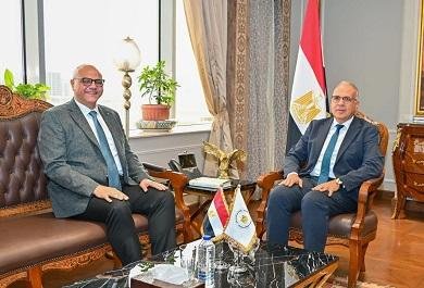 وزير الري يبحث مشروعات حماية واستعادة شواطئ الإسكندرية