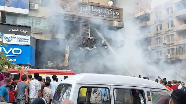 ألسنة اللهب امتدت لطابقين.. حريق هائل يلتهم محل كشري شهير في بنها