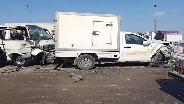 تصادم عدة سيارات أعلى دائري ال...