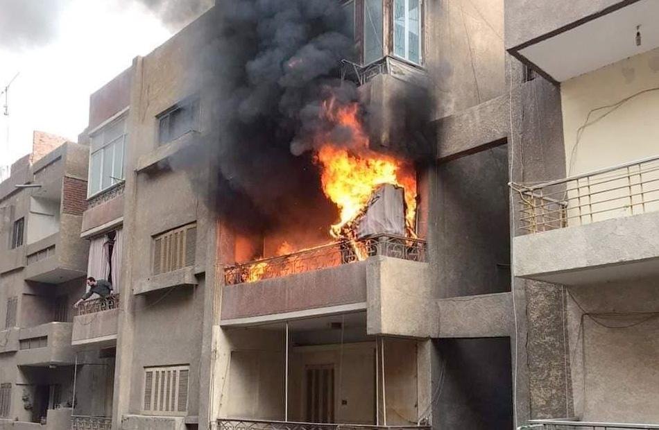 بسبب ماسٍ كهربائي.. إصابة شخصين باختناق إثر نشوب حريق بشقة سكنية في الإسكندرية