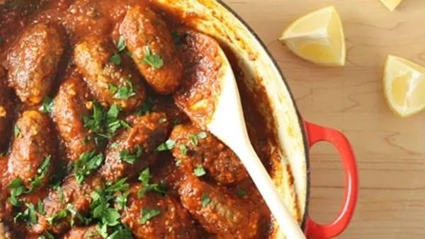 طريقة عمل كفتة الأرز المصرية بالصلصة .. سر التماسك ومنع تفككها أثناء القلي