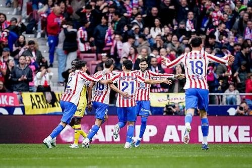 أتلتيكو مدريد يزيح برشلونة مؤقتا من قمة الليجا