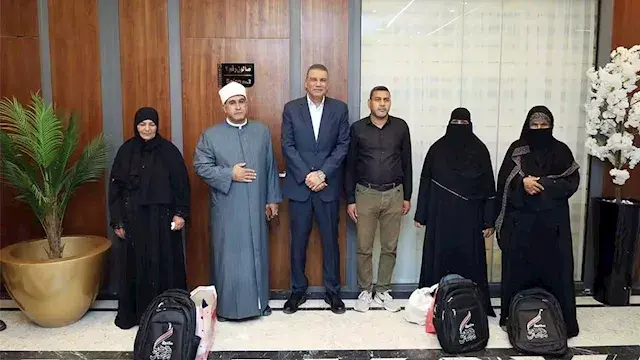محافظ جنوب سيناء يهدي مستلزمات العمرة لـ3 مواطنات من الأولى بالرعاية