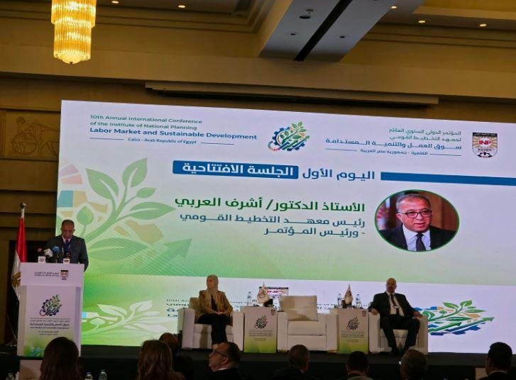 أشرف العربي: ما يقرب من 58% من العمال في العالم يعملون في القطاع غير الرسمي