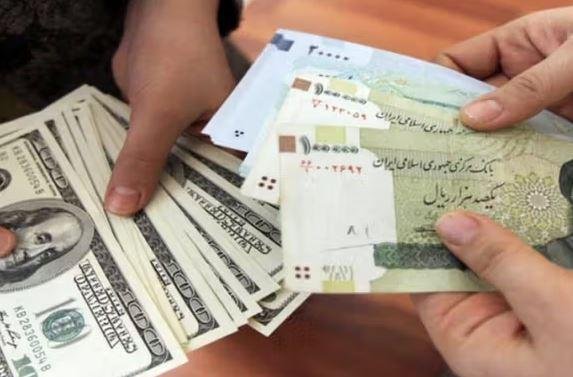 الدولار يسجل مستوى قياسيا ويتجاوز 225 ألف تومان في إيران