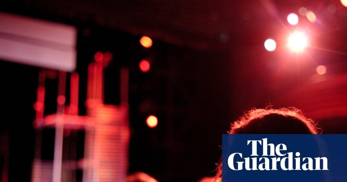 UK cinemas look at banning Met...