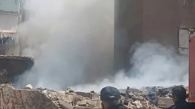 السيطرة على حريق مخلفات داخل أ...
