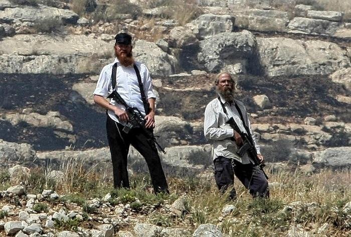 مستوطنون يعتدون على منازل وممتلكات الفلسطينيين جنوبي الخليل
