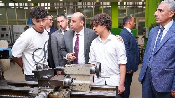 وزير العمل يسلم شهادات لخريجي التدريب المهني.. ويفتتح ملتقى توظيف بمعهد "دون بوسكو"