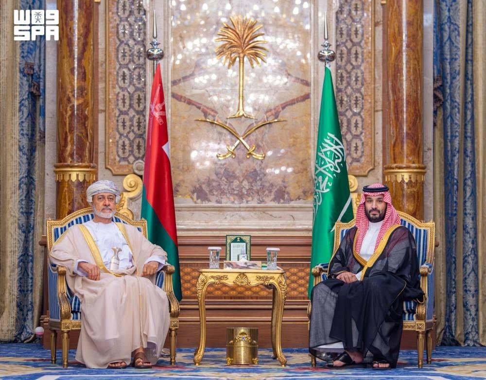 ولي العهد وسلطان عمان يرسمان خ...