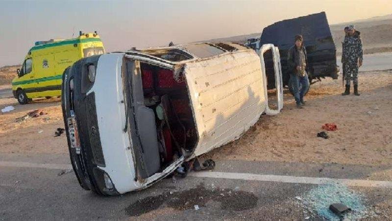إصابة 6 أشخاص إثر انقلاب ميكروباص بطريق بنبان – الرقبة في أسوان