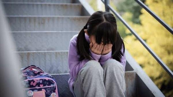 أم تستغيث: بنتي اتحدفت بقلم في عينها في المدرسة وقرنيتها اتقطعت