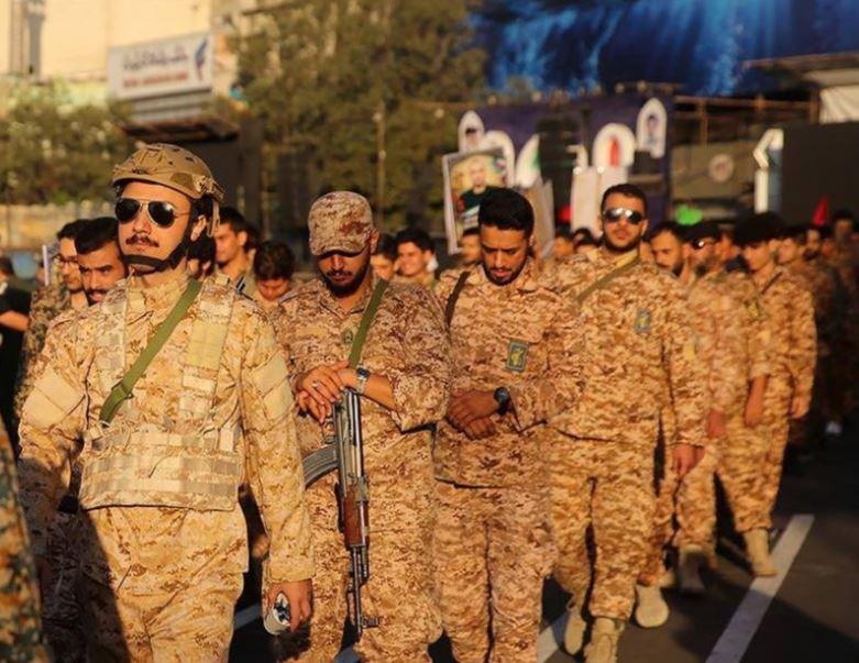 مئات الآلاف يشاركون في مسيرة الفدائيين بإيران